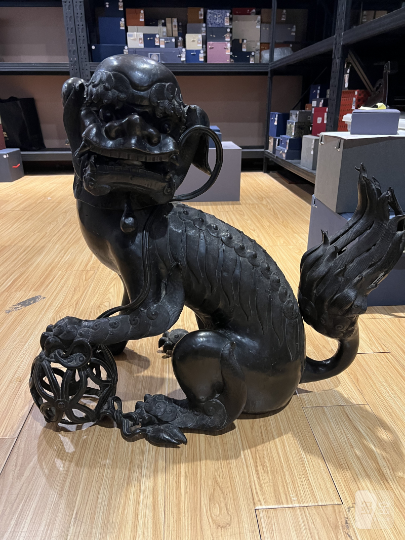 明 铜狮子戏球香薰 - 图2